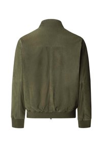 Chaqueta bomber verde oliva con un alto cuello, puños y cintura elásticos. Presenta una textura suave y un diseño recto y minimalista.