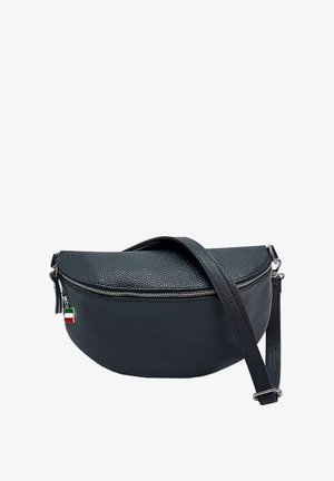 Donkerblauwe leren schoudertas met een halve maan vorm, ritssluiting en een verstelbare band. Voorzien van een klein Italiaans vlaggetje charm.