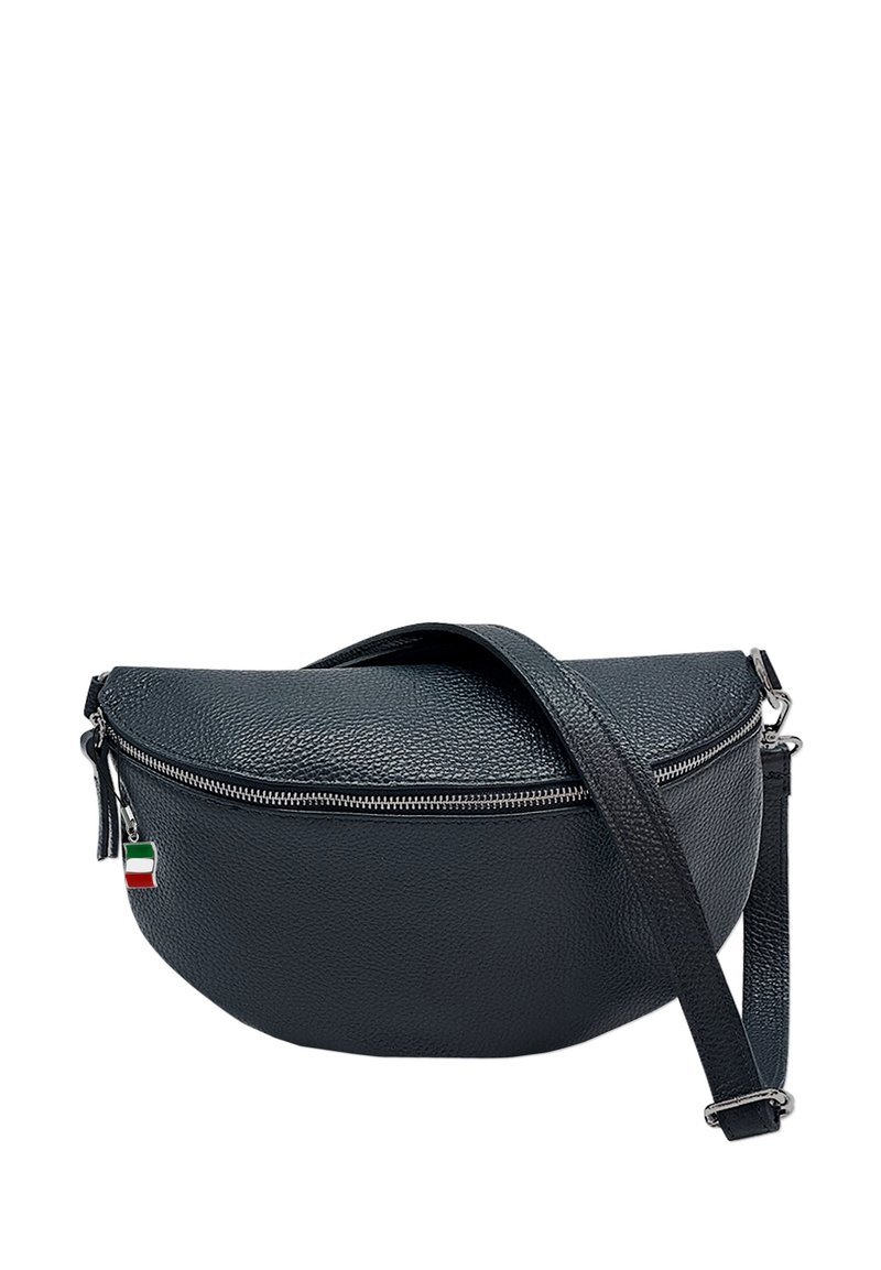 Donkerblauwe leren schoudertas met een halve maan vorm, ritssluiting en een verstelbare band. Voorzien van een klein Italiaans vlaggetje charm.