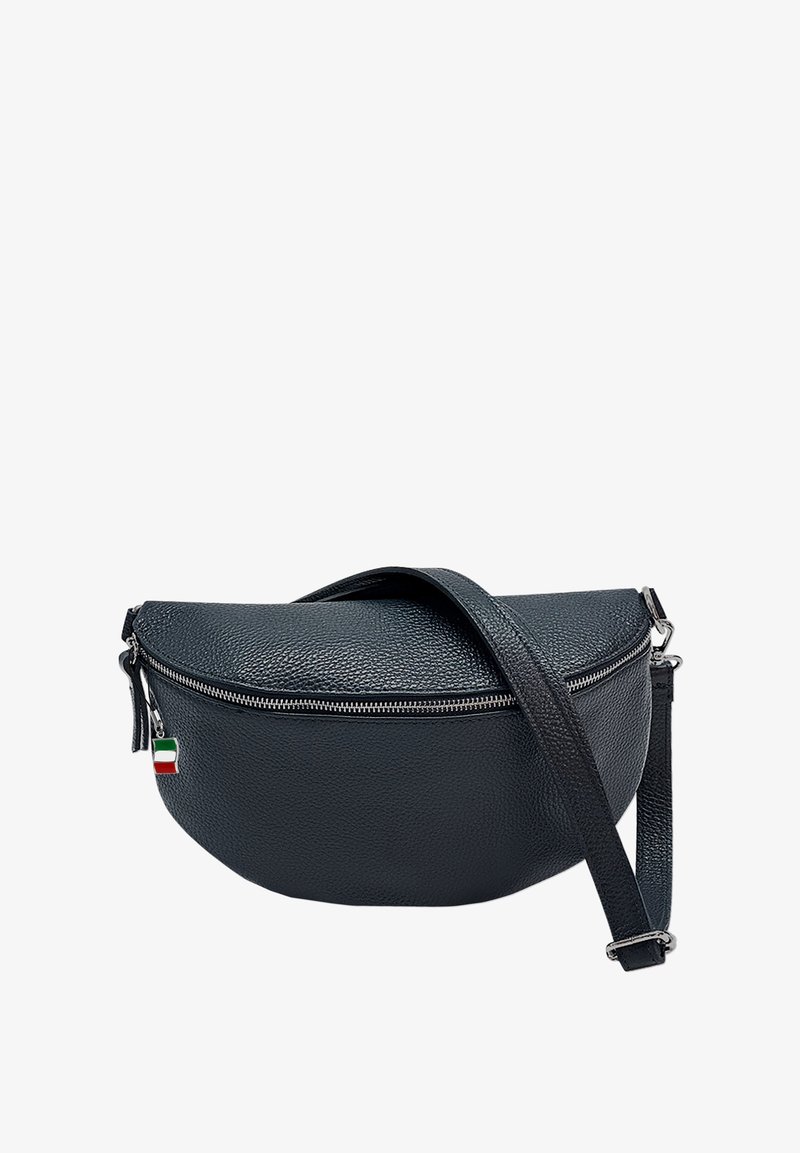 Sac en cuir bleu foncé en forme de demi-lune, avec fermeture éclair et bandoulière réglable. Il présente un petit charme en forme de drapeau italien.