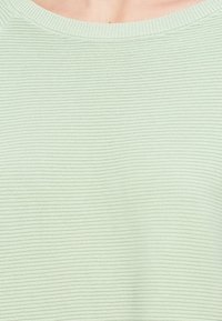 Απαλό πράσινο πλεκτό πουλόβερ με στρογγυλή λαιμόκοψη. Διαθέτει ομαλή υφή και οριζόντιο ριγωτό μοτίβο. Απαλό και ελαφρύ υλικό.