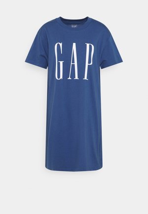 Niebieska sukienka typu T-shirt z krótkim rękawem, z dużymi białymi literami "GAP" nadrukowanymi z przodu oraz okrągłym dekoltem.