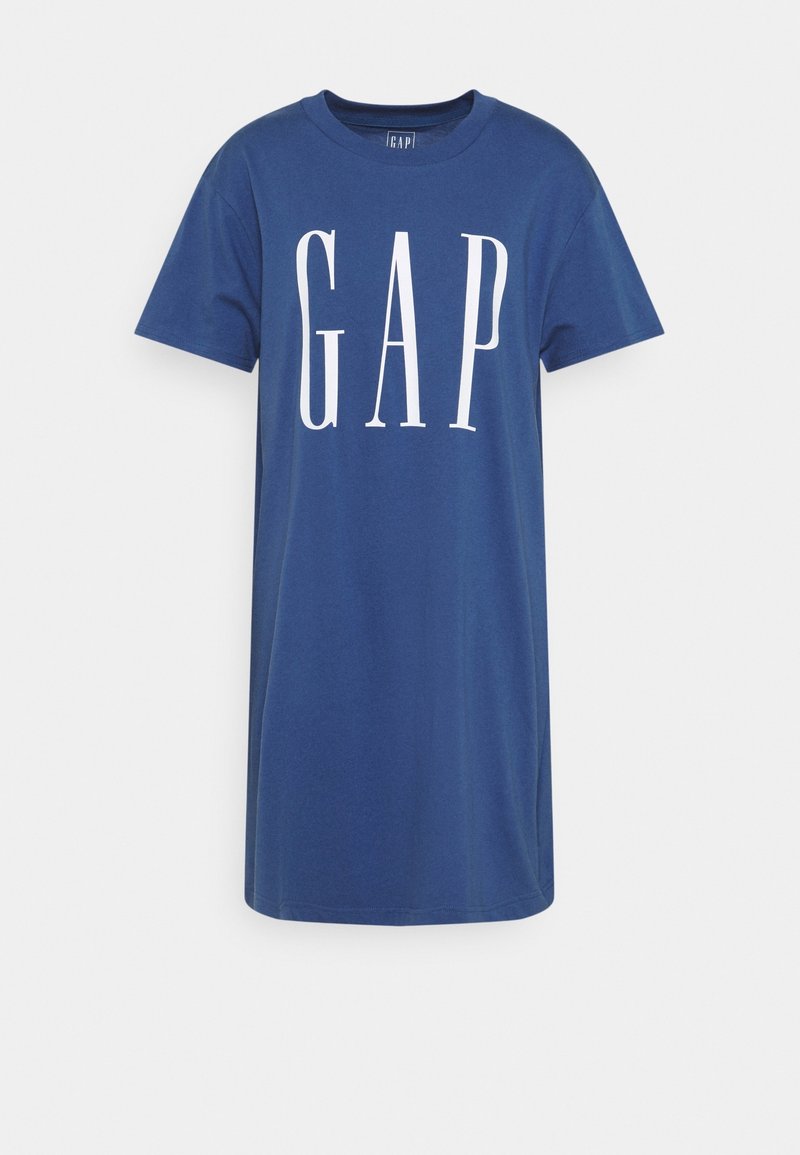 Robe T-shirt bleue à manches courtes avec de grandes lettres blanches "GAP" imprimées à l'avant et un col rond.