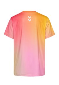 Kortärmad t-shirt med en gradient från rosa till gult, med en vit chevron-logotyp på baksidan nära nacken, tillverkad av lättviktsmaterial.