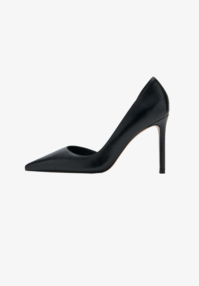 Chaussure à talon haut noire à bout pointu avec talon stiletto et finition en cuir lisse, présentée de profil sur fond blanc.