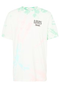 T-shirt bianco con motivi tie-dye verde menta e rosa. Presenta un logo nero di Levi's sul lato sinistro del petto. Maniche corte, design a collo rotondo.
