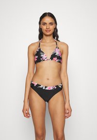 Čierne bikini s kvetinovými vzormi v ružovej a bielej farbe. Trojuholníkový top s tenkými ramienkami a zlatým hardvérom. Zodpovedajúci kvetinový pás na nohavičkách s nízkym pásom.