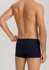 Mörkblå boxershorts i mjukt tyg, med ett brett midjeband med präglat varumärke. Klassisk passform med en slät yta.