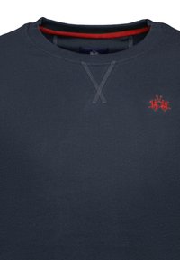 Felpa girocollo blu navy in cotone, con una leggera texture, colletto interno rosso e un piccolo logo ricamato rosso.