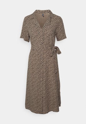 Brązowa sukienka kopertowa z krótkim rękawem do kolan, z abstrakcyjnymi czarnymi plamami, z guzikami z przodu, kołnierzykiem i paskiem wiązanym z boku, na białym tle.