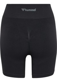 Schwarze Sportshorts mit einem hohen elastischen Bund, die eine glatte Textur und ein Logo an der Oberseite aufweisen. Ausgeschnittenes Design mit gesäumten Kanten.