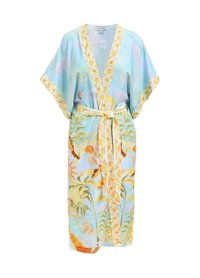 Šviesiai mėlynas kimono chalatas su ryškiu geltonu ir oranžiniu gėlių raštu. Turi plačias rankoves, diržą liemenyje ir raštuotą apdailą.