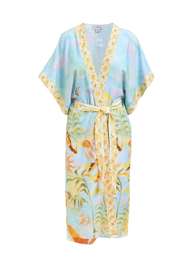 Šviesiai mėlynas kimono chalatas su ryškiu geltonu ir oranžiniu gėlių raštu. Turi plačias rankoves, diržą liemenyje ir raštuotą apdailą.