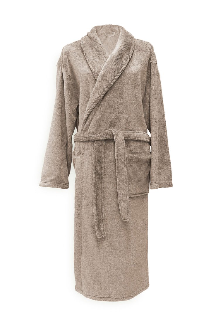 Bata de baño de toalla color beige con mangas largas, cuello de chal, cinturón en la cintura y bolsillos frontales. Textura suave con un acabado esponjoso.