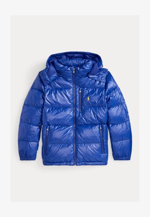 Chaqueta de plumas azul con capucha, cremallera frontal, bolsillos con cremallera y pequeño logo amarillo bordado en el lado izquierdo del pecho.