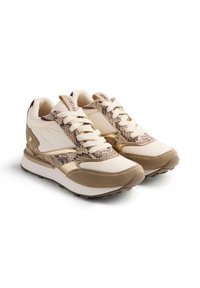 Zapatillas beige y caqui con un diseño de piel de serpiente texturizada, acentos de ante y cordones contrasta en una suela acolchada.