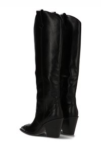 Botas de cuero negras hasta la rodilla con punta afilada y tacón cuadrado. Presentan una textura suave y un sutil detalle de costura.