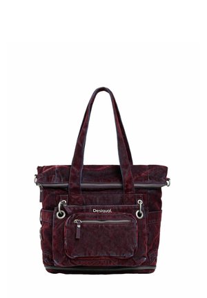 Bolsa tote texturizada de color rojo oscuro con dos asas, bolsillo frontal con cremallera, ojales plateados y el nombre de la marca "Desigual" en el frente.