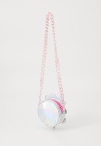 Rund crossbody-väska tillverkad av iriserande material med en rosa dragkedja, har en rosa kedjerem och scallop-mönster på sidorna.