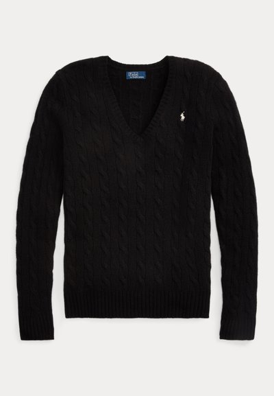 Zwarte kabelgebreide V-hals trui met lange mouwen en klein wit Polo-logo op de borst.
