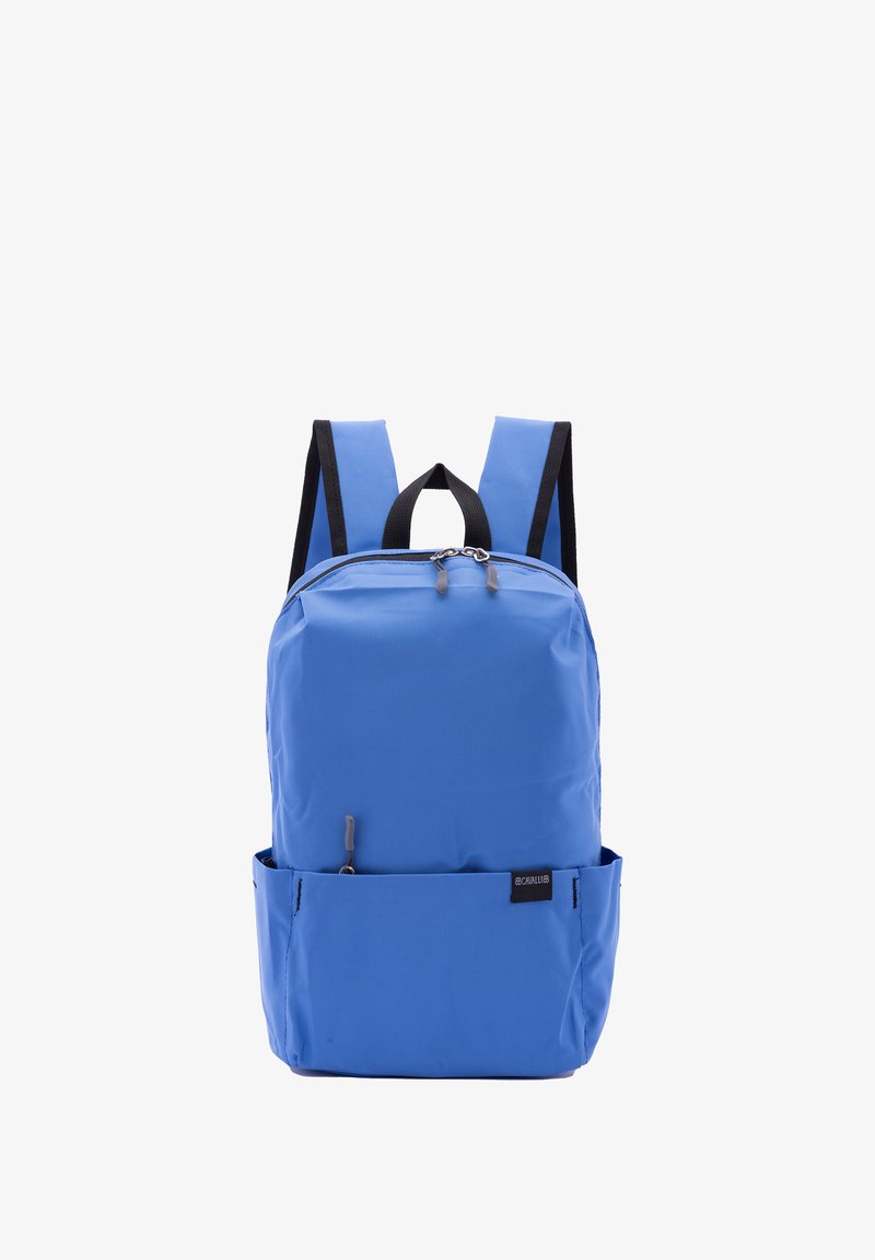 Blauer Rucksack mit Fronttasche, doppeltem Reißverschluss, gepolsterten Schultergurten mit schwarzem Rand und einem oberen Tragegriff vor weißem Hintergrund.