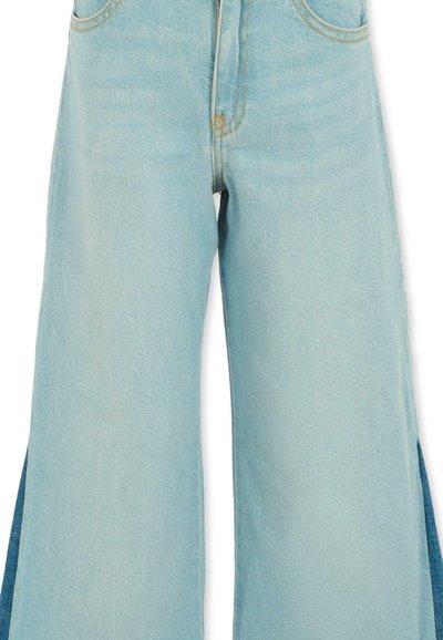 Jeans a gamba larga di un blu chiaro, caratterizzati da pannelli laterali di un blu scuro a contrasto, realizzati in denim con una texture liscia e dettagli di cucitura visibili.