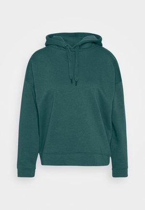 Tmavě zelená mikina s kapucí, přední kapsou, dlouhými rukávy a šňůrkami na kapuci na bílém pozadí.