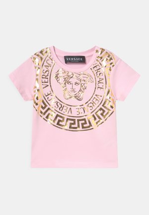 Roze korte mouw peuter T-shirt met gouden Versace Medusa-logo en Griekse sleutelrand over de borst en schouders, twee gouden knopen op de linkerschouder.