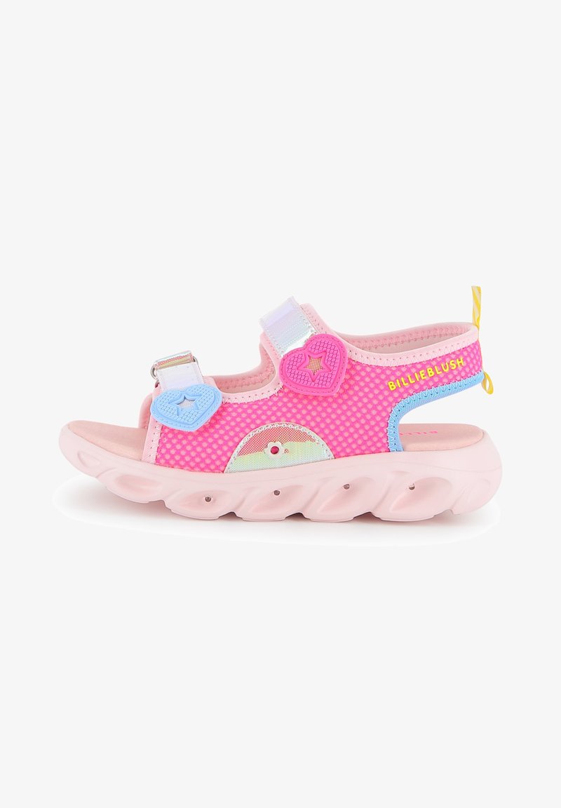 ροζ πλεκτό σανδάλι με δύο ρυθμιζόμενους ιμάντες, διακοσμητικά αστέρι και καρδιά, και χοντρή, μαξιλαρωμένη σόλα με κυματώδη σχέδια.