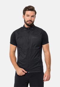 Gilet nero con chiusura a zip, realizzato in tessuto leggero e testurizzato. Presenta due tasche frontali e un colletto alto. Logo sul petto.