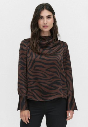 Blouse en soie marron avec des rayures zèbre en marron foncé et noir. Possède un col montant et des manches longues évasées. Texture lisse.
