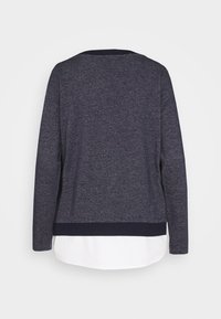 Maglietta a maniche lunghe in un tessuto grigio scuro testo con rifiniture blu navy, effetto sovrapposto e tessuto bianco all'orlo inferiore.
