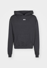 Sweatshirt preto com capuz, bolso frontal, punhos e barra canelados, apresentando a palavra "INTER" em texto branco no peito. Feito de tecido macio.