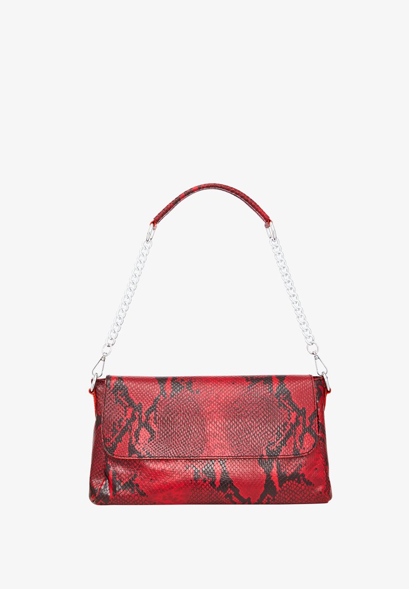 Punainen ja musta käärmeennahkakuosisella nahkabagilla, jossa on metallinen ketjuolkaimet ja taitettu läppädesign. Muotoiltu pinta kiiltävällä viimeistelyllä.