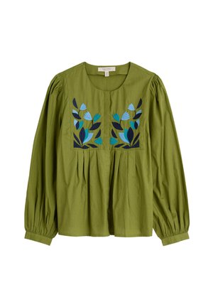 Grøn bomuldsbluse med lange pufærmer. Har broderede blomsterdesign i blå og sort på brystet samt plisseret detaljering.