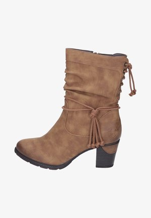 Botín de cuero marrón hasta el tobillo con un diseño arrugado, detalles de lazada y un tacón apilado. Presenta un detalle de cordones en el lateral y un acabado texturizado.