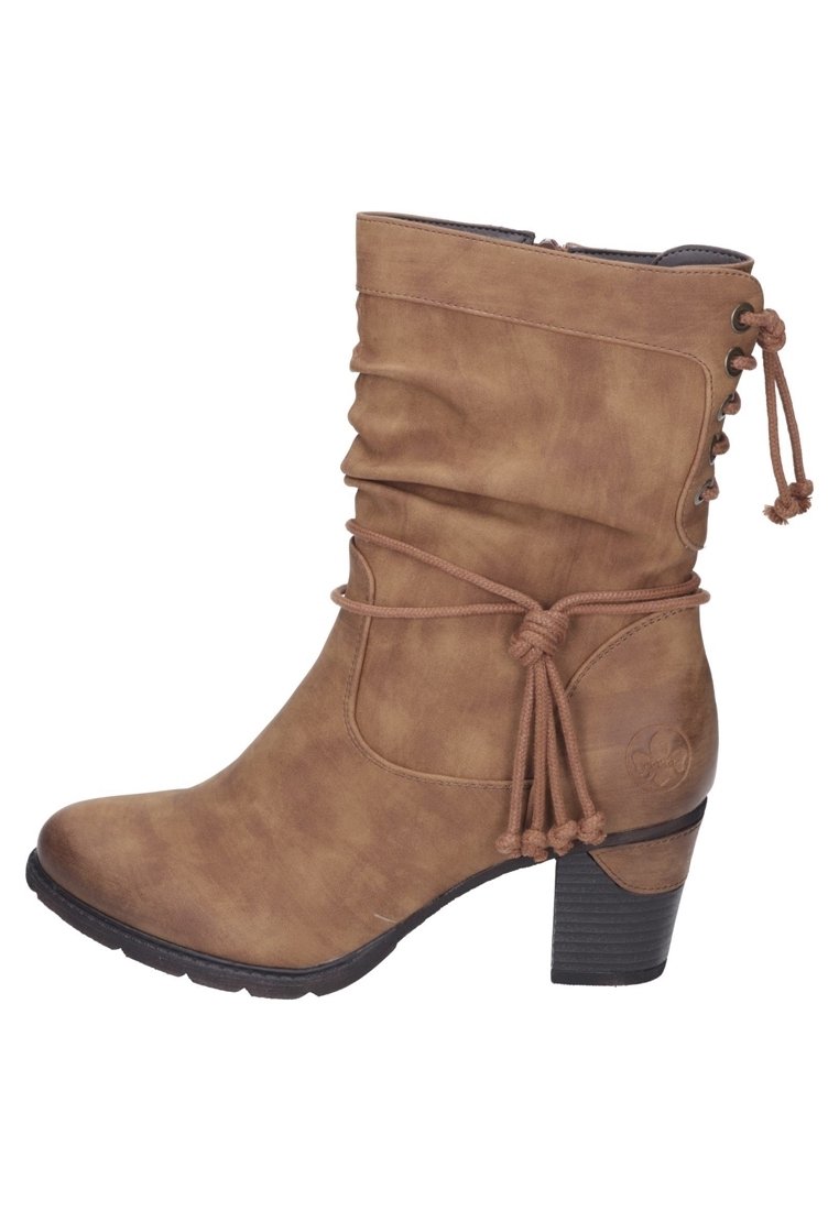 Ruske nahkasaappaat nilkkapituisilla, löysällä muotoilulla, sidontatiedoilla ja paksulla korolla. Sivussa on nauhoitusyksityiskohta ja teksturoitu viimeistely.