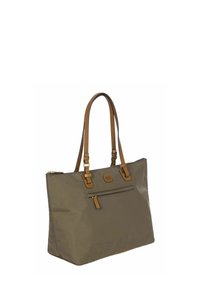 Borsa a spalla in nylon verde oliva con dettagli e manici in pelle marrone. Presenta una chiusura superiore con zip e una tasca frontale per ulteriore spazio di archiviazione.