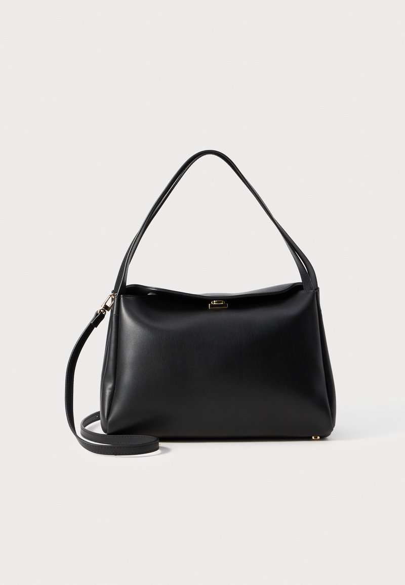 Μαύρη δερμάτινη τσάντα χειρός με δομημένο, μαλακό σχέδιο, διαθέτοντας λαβή στην κορυφή και αποσπώμενο ιμάντα ώμου. Χρυσές λεπτομέρειες.