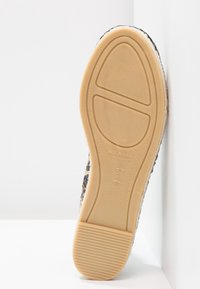 Brązowa, teksturowana podeszwa z gumowym wykończeniem, z niewielką łukowatością, żłobieniami zapewniającymi przyczepność oraz oznaczeniem rozmiaru 37. Miękka górna krawędź z ozdobnym przeszyciem.