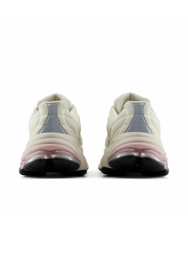 Coppia di scarpe da ginnastica beige con tessuto in mesh, imbottitura rosa chiaro, linguetta grigia sul tallone e suole nere viste da dietro.