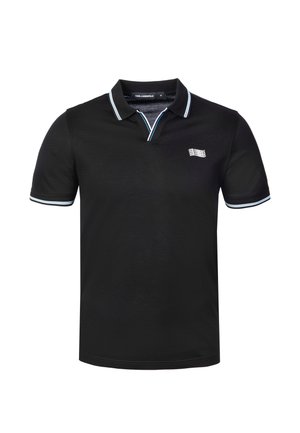 Polo nera a maniche corte con colletto e bordi delle maniche a righe bianche e blu, piccolo logo bianco sul petto sinistro.