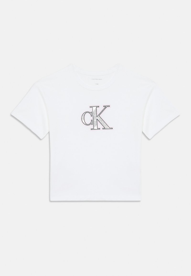 Balta medvilnės marškinėliai su centriniu juodu ir pilku siuvinėtu "ck" logotipu, apvalia iškirpte ir trumpomis rankovėmis.