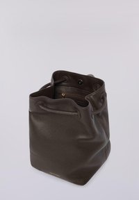 Mørkebrun læderbucket-taske med blød tekstur, snorlukning, indvendig lomme og minimal guldbranding på siden.