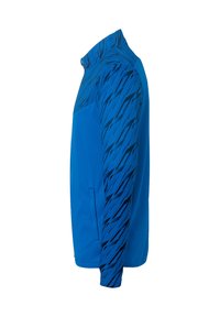 Blå atletisk jakke med høj krave, lange ærmer og et tekstureret sort mønster på skulderen og ærmet. Inkluderer sidelommer.