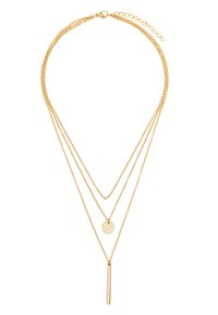 Collana dorata a tre strati: due catene sottili e una con un ciondolo circolare e un pendente a barra verticale, tutti con una finitura liscia.