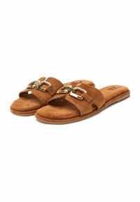 Sandalias de ante marrón tipo slide con dos correas anchas que presentan acentos en hardware dorado y una suela plana. Plantilla texturizada para mayor comodidad.