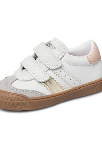 Białe skórzane sneakersy z szarymi zamszowymi akcentami, złotym paskiem i dwoma rzepami. Posiadają teksturowaną brązową gumową podeszwę.