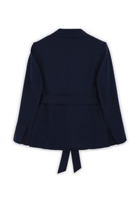 Blazer su misura blu navy con maniche lunghe, dettaglio in vita sul retro e due lacci di tessuto appesi all'orlo centrale posteriore.