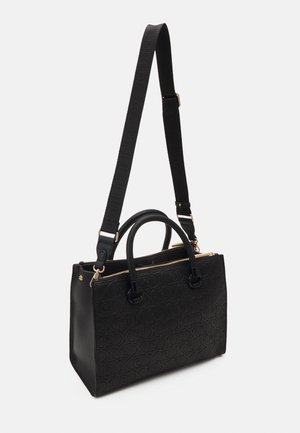 Schwarze rechteckige Handtasche mit geprägtem Muster, doppelten Tragegriffen, verstellbarem Schulterriemen und goldenem Reißverschluss, auf weißem Hintergrund dargestellt.